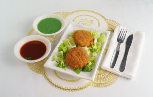 Aloo tikki topped with chutney